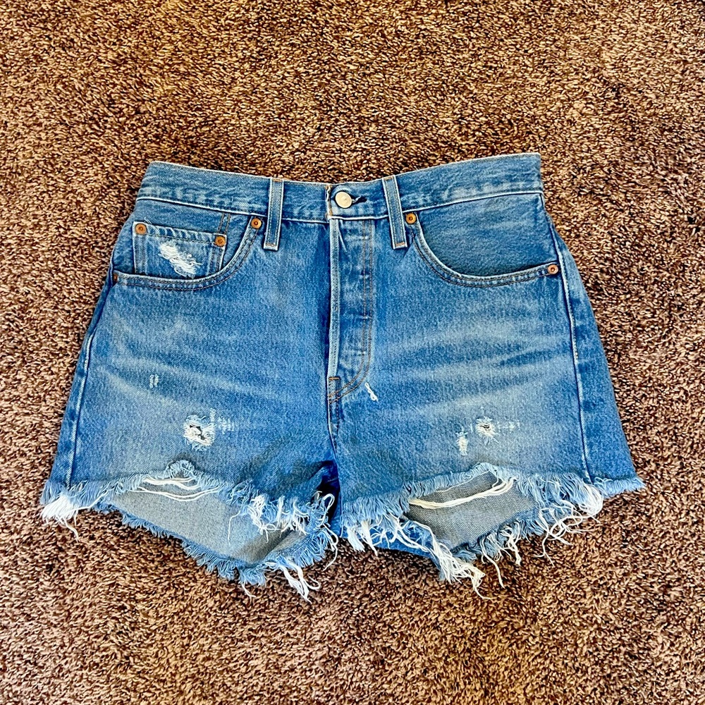 Levi’s 501 distressed shorts W28